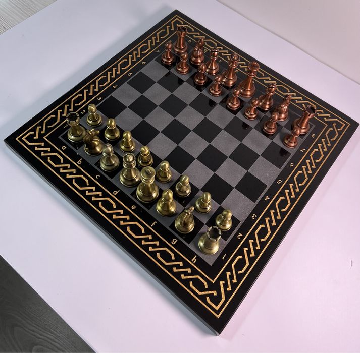 Шахмати з чорного каменю