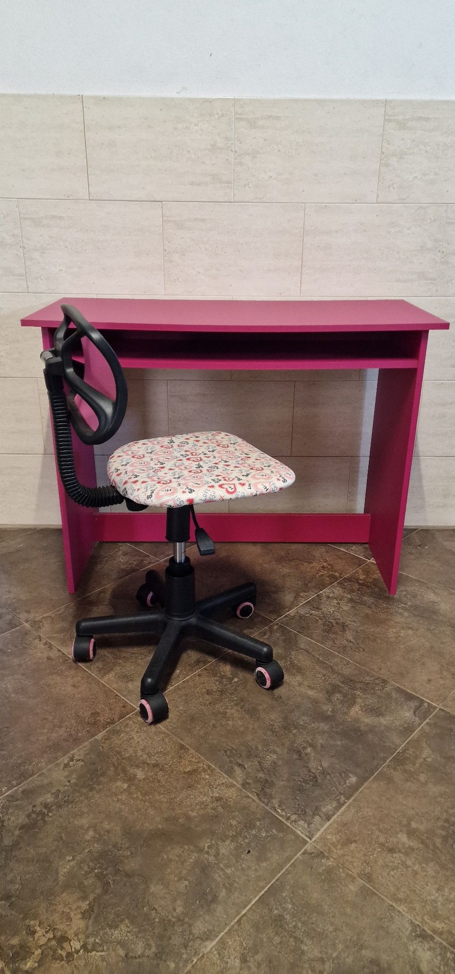 Secretária e cadeira para menina