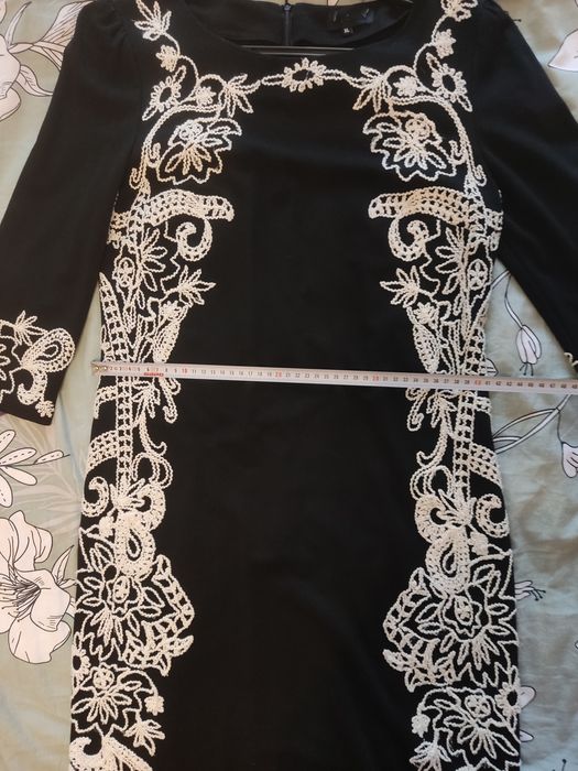 Чорне плаття з вишивкою.