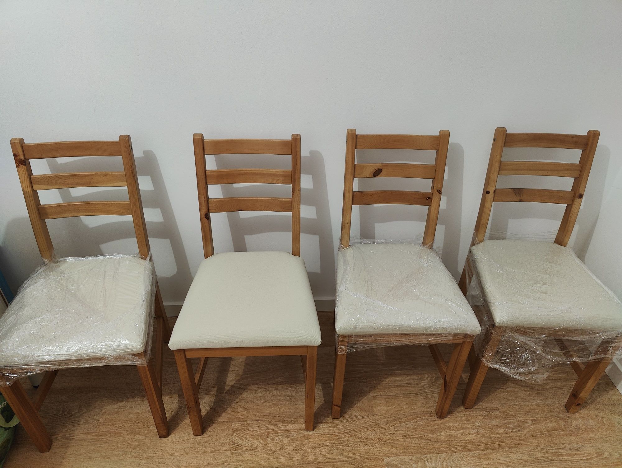 Conjunto de 4 cadeiras de madeira almofadadas