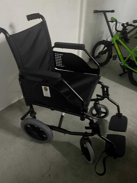 Cadeira com roda nova