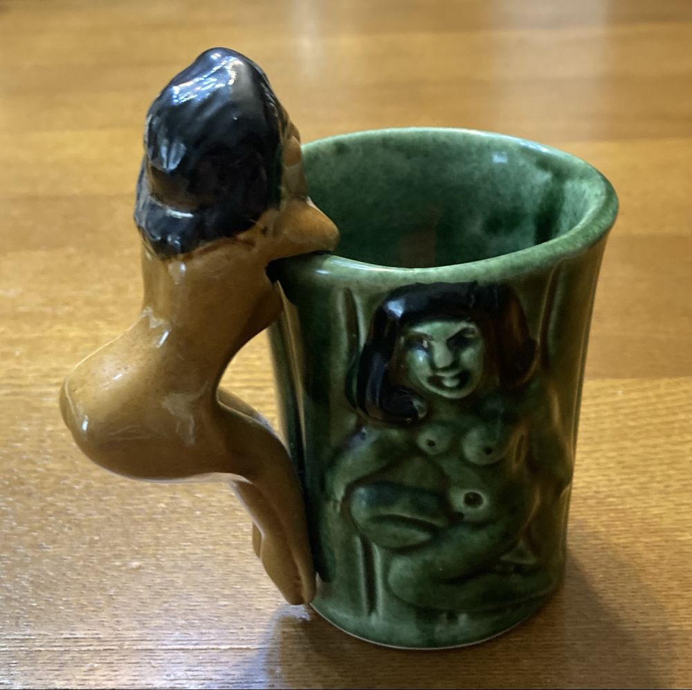 Caneca decorativa em faiança das Caldas