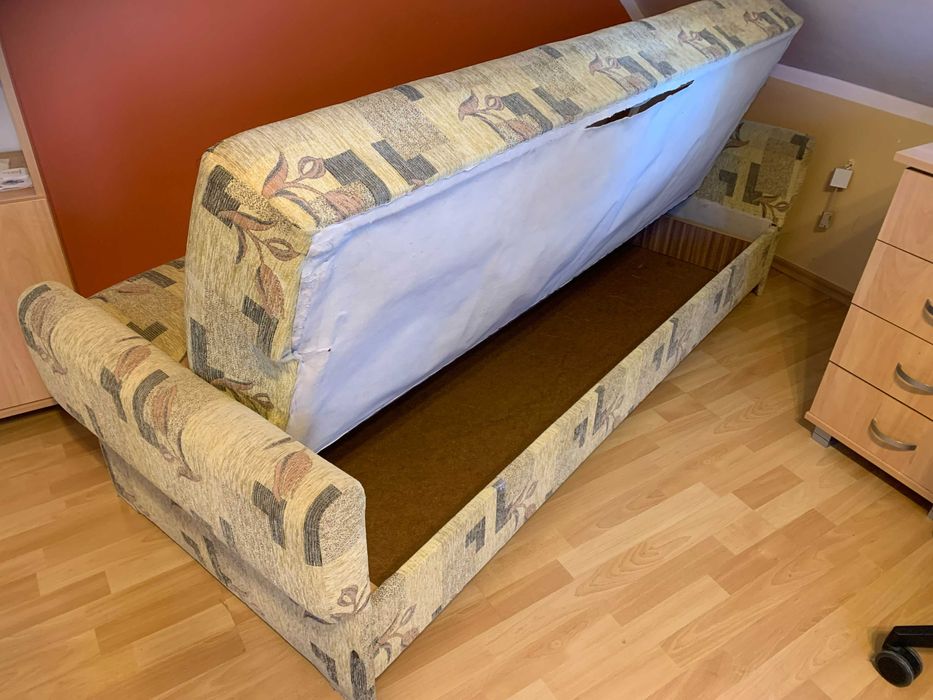 Wersalka  rozkładana z pojemnikiem na pościel.