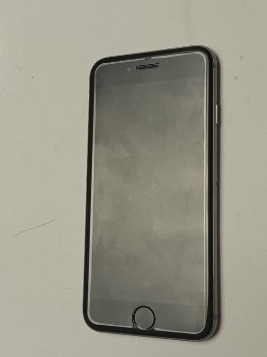 Класний iPhone 6 на 16Gb телефон смартфон Айфон 6 A1586 АКБ 80% +чехол