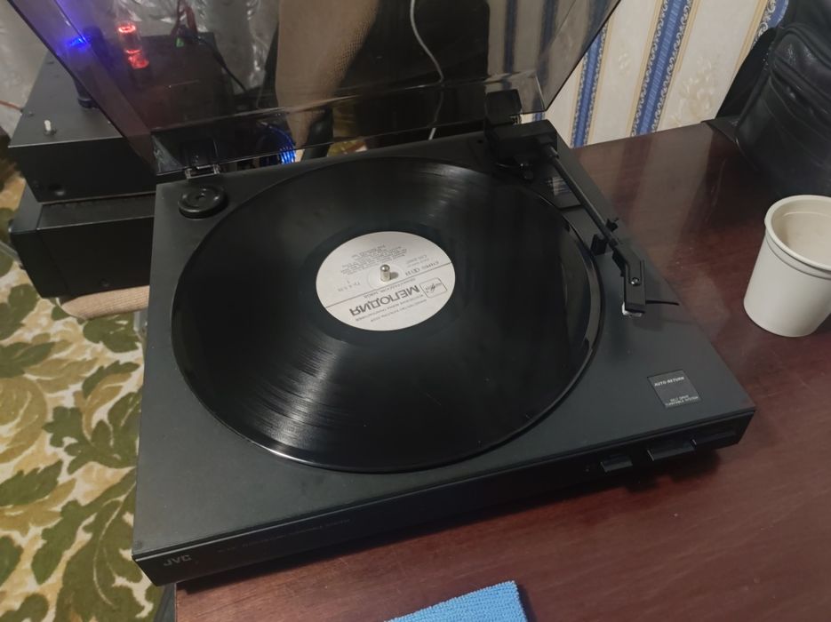 Виниловый проигрыватель JVC