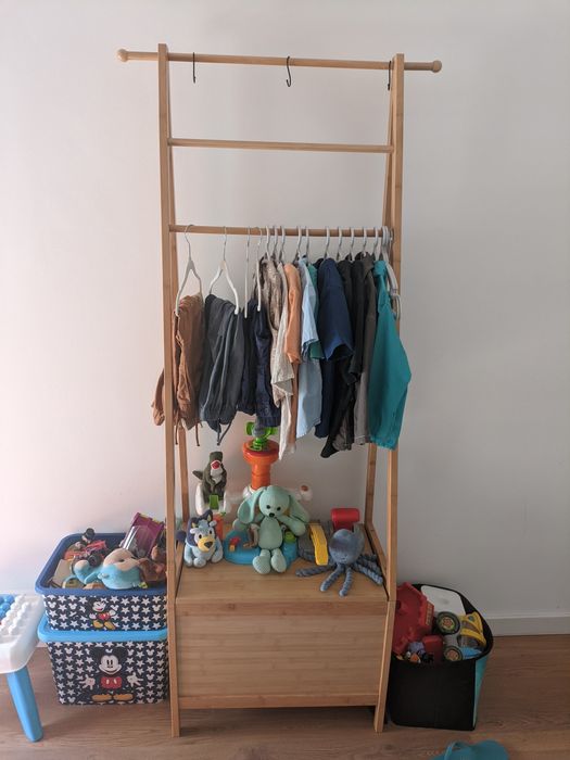 Camiseiro pequeno com baú