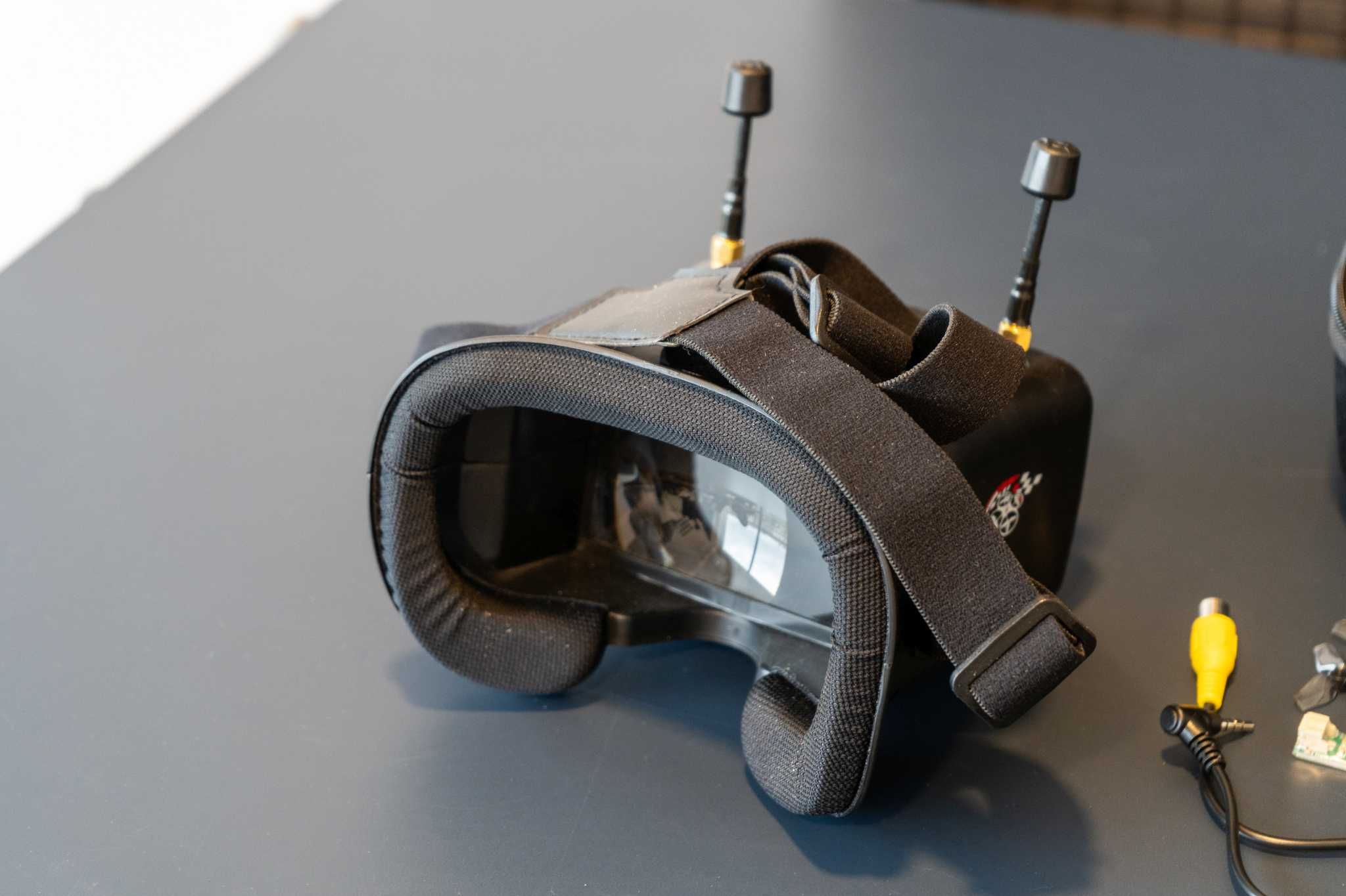 Conjunto FPV - 2 Drones, Comando, Goggles e acessórios