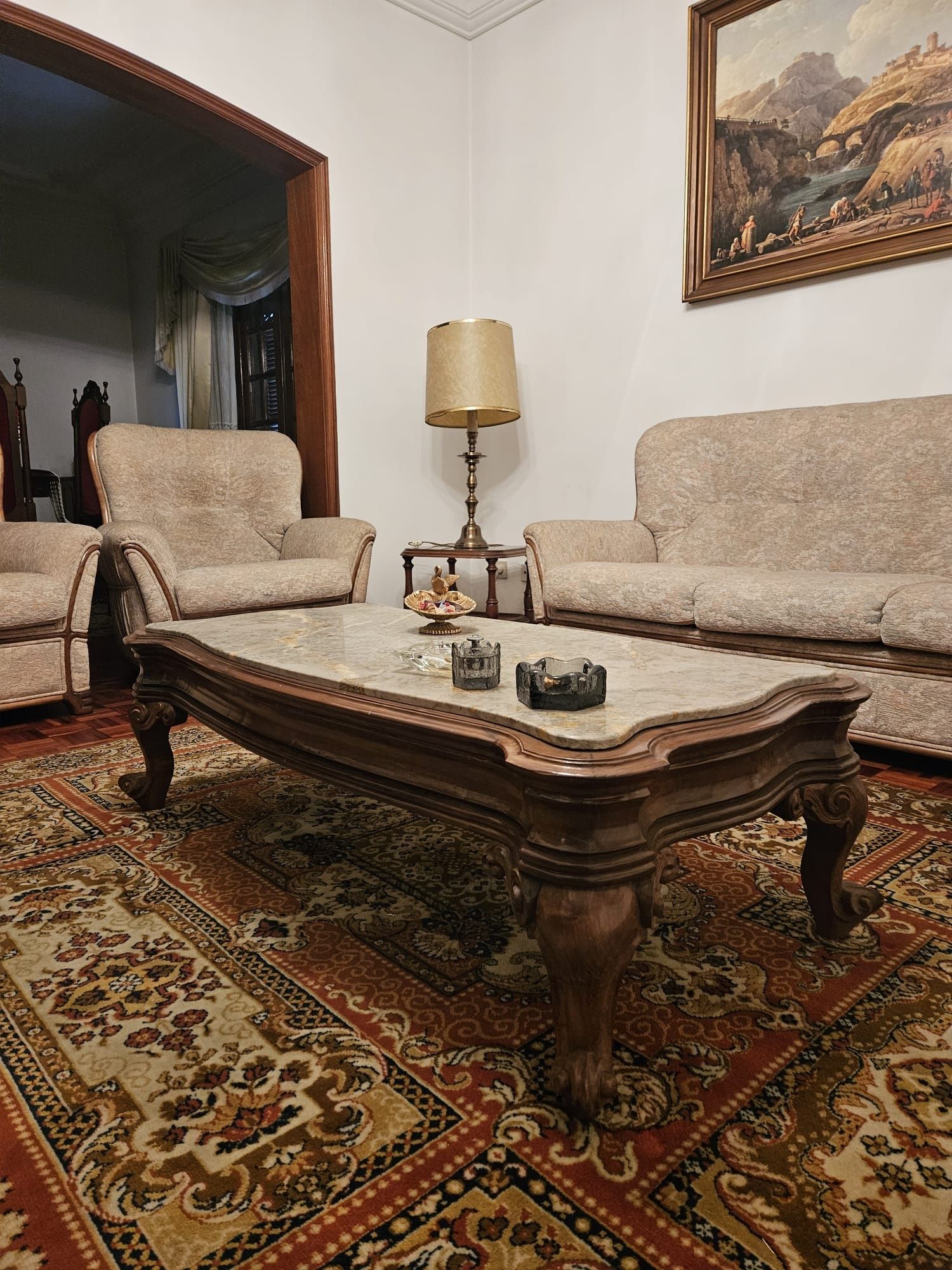 Sala de estar sofás, mesa de centro, mesa de apoio e candeeiros