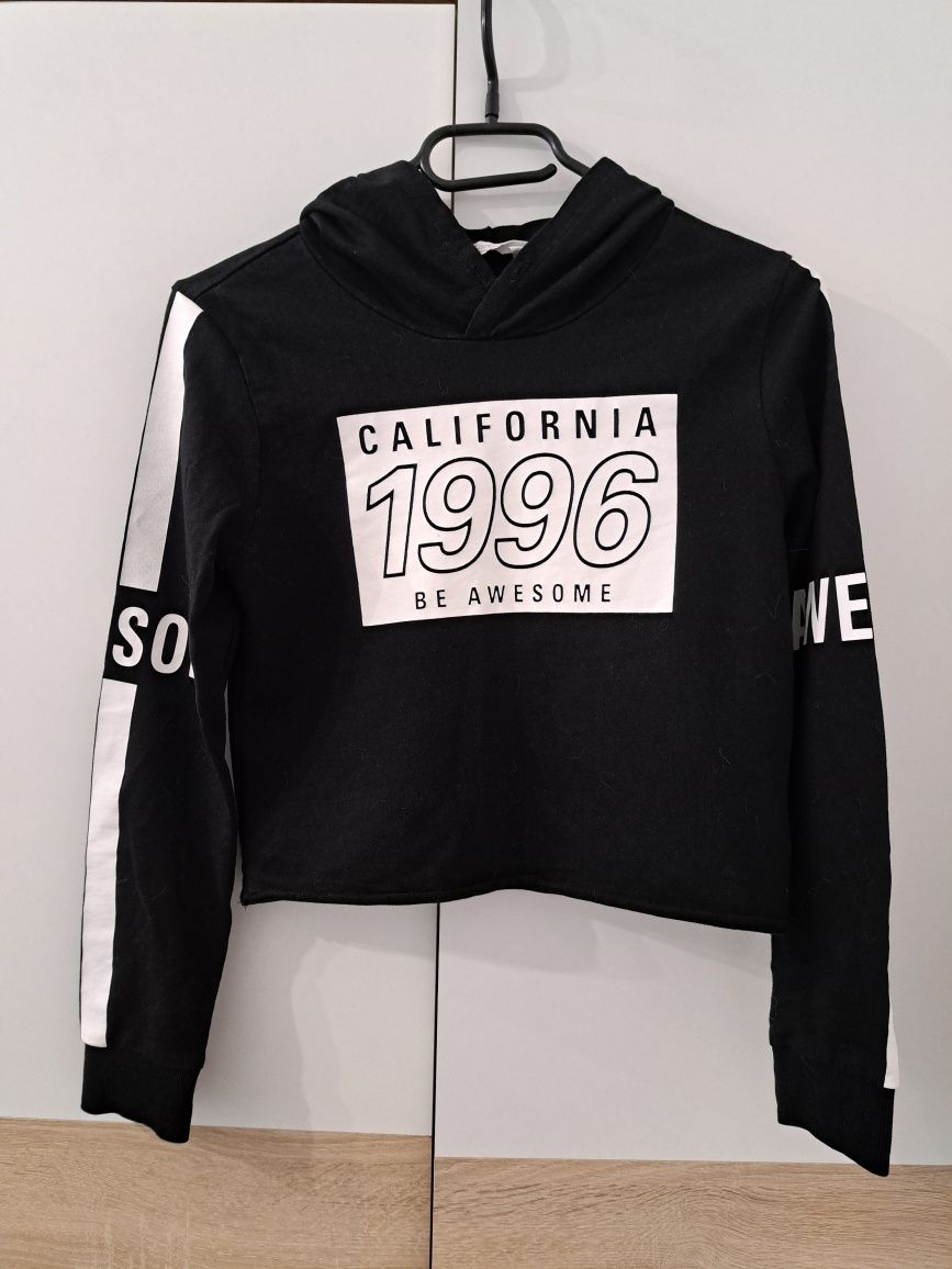 Krótka bluza z kapturem