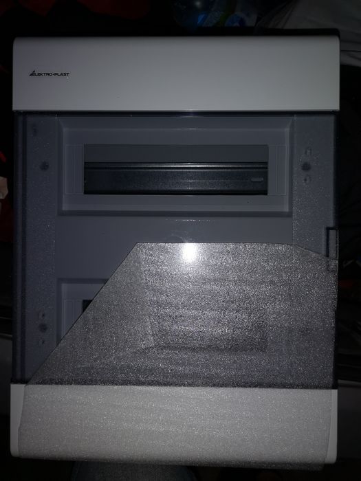 Rozdzielnica natynkowa nowa