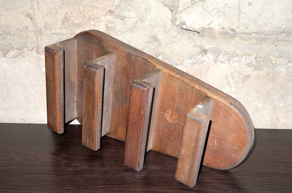 Стильная деревянная подставка для вина