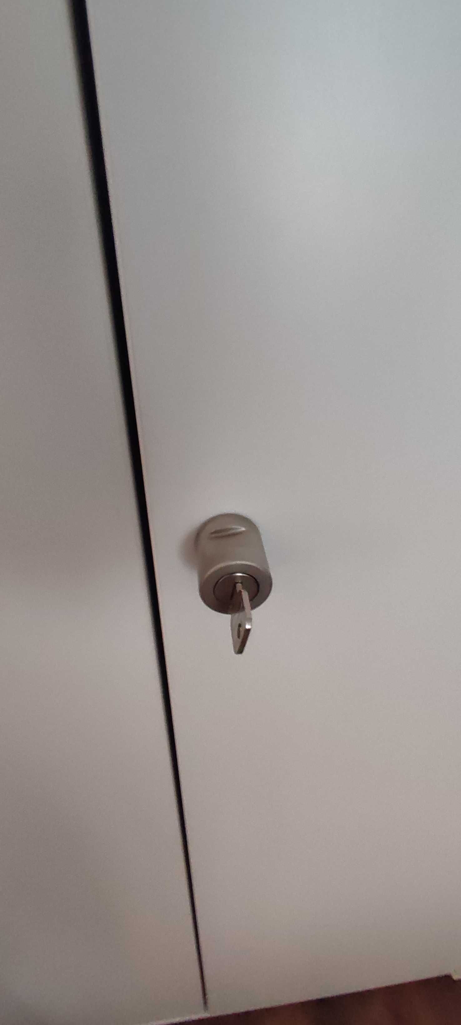 Komplet szaf z półkami w kol. białym