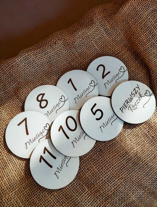 Drewniane tabliczki z miesiącami