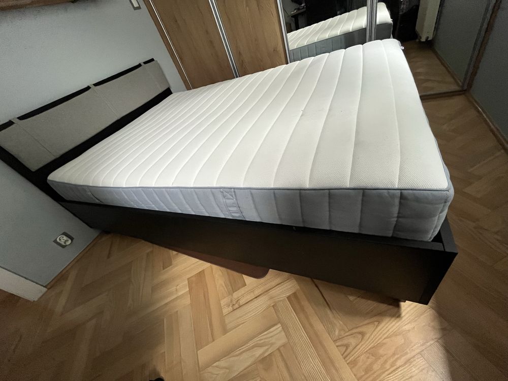 Łóżko wraz z materacem 140x200