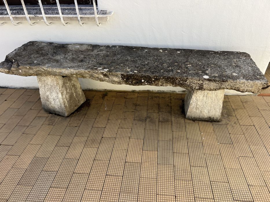 Bancos e vasos de pedra calcário