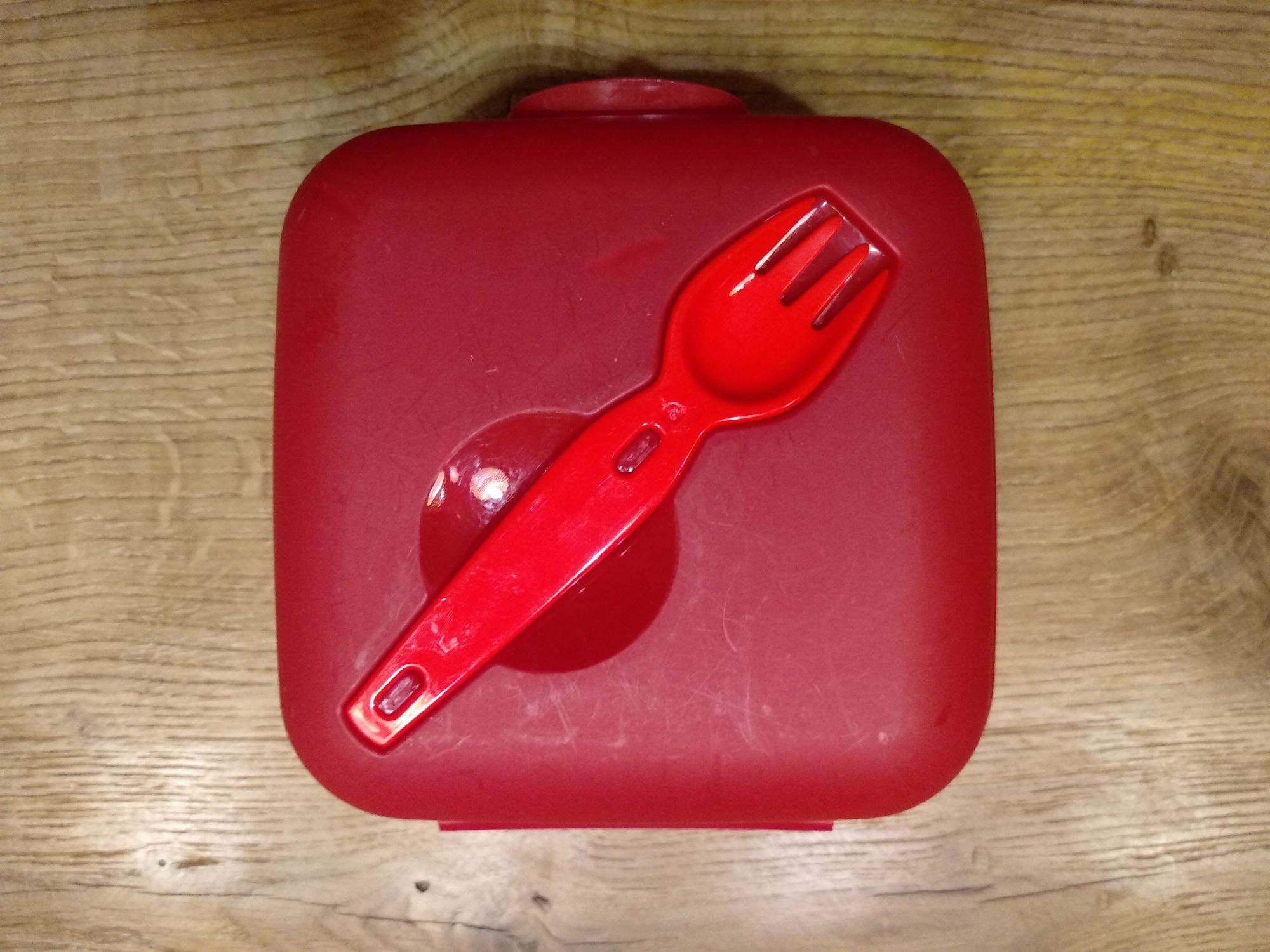 Czerwony pojemnik śniadaniówka lunchbox z widelczykiem