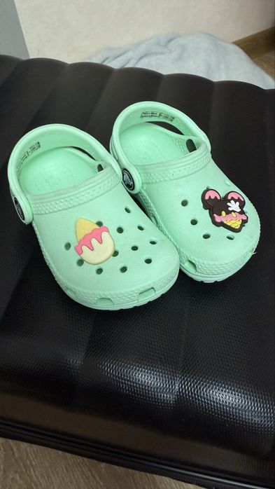 Прлдам дитячі тапки crocs
