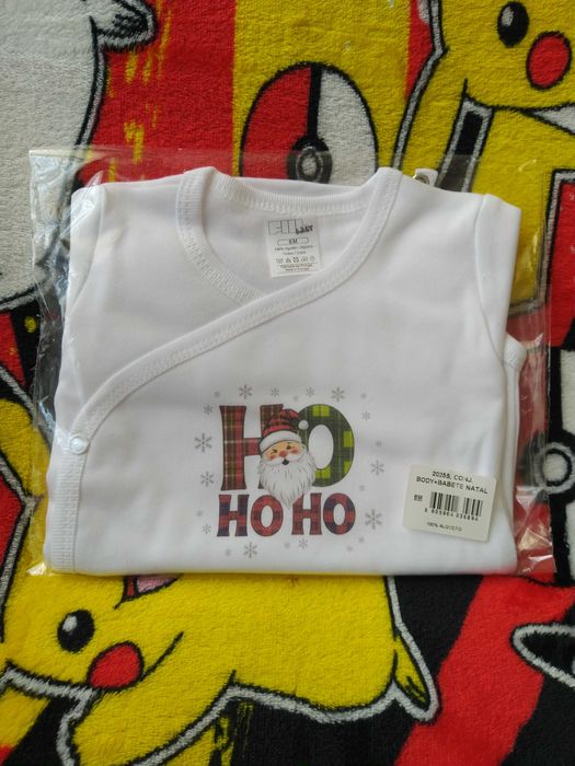 Conjunto Body + babete alusivo ao Natal, lindo para bebé.