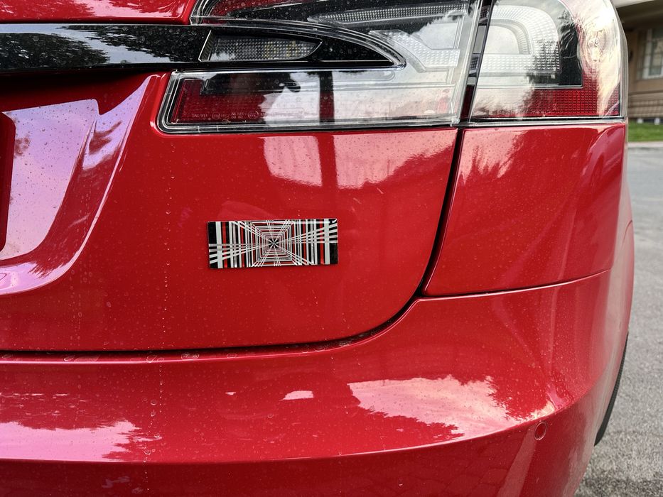 Шильдик, емблема, логотип, наліпка, Tesla Plaid