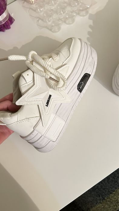 Białe Buty na wysokiej platformie..