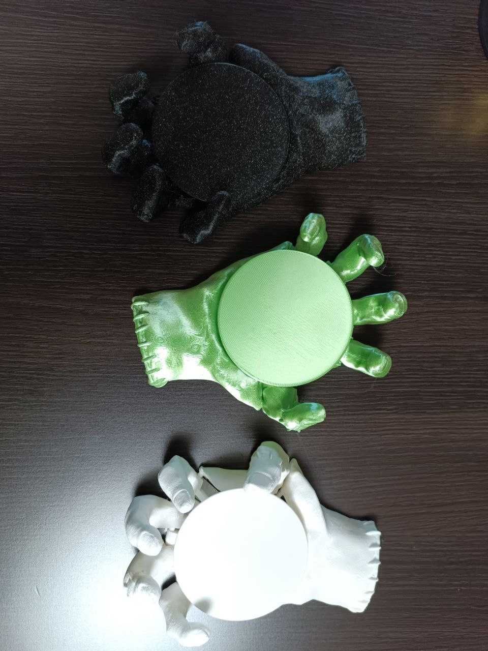 Podkładka ręka 3D zaciskająca się pod świeczkę , kubek , szklankę, etc