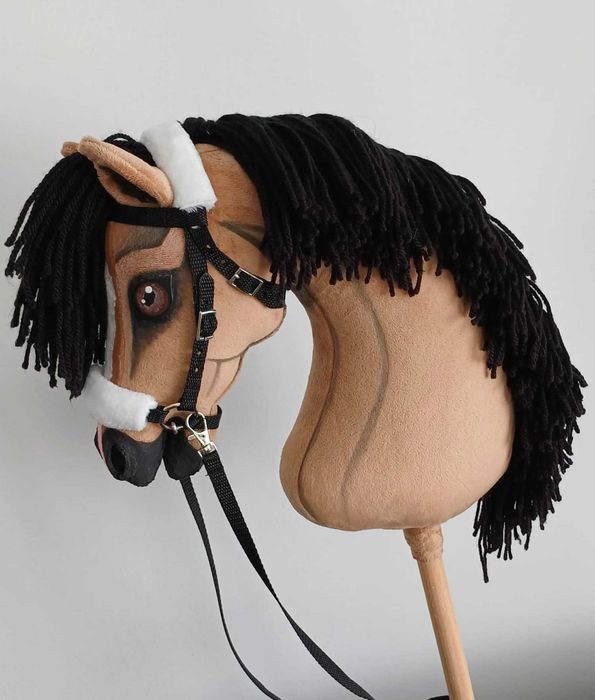 Konik Hobby Horse A3 gniady ujeżdżeniowy z ogłowiem i wodzami