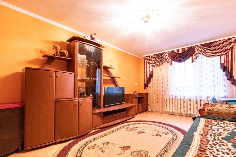 2-к. квартира з ремонтом, бойлером та лоджією за вул. Василя Стуса