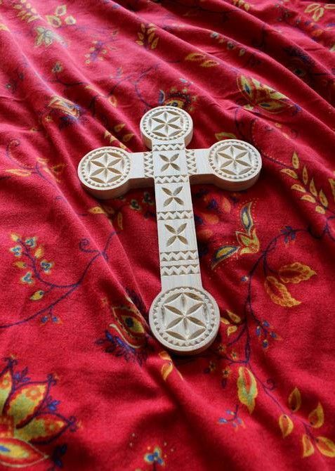 Rzeźbiony krzyż góralski , krucyfiks 25,5x17 cm