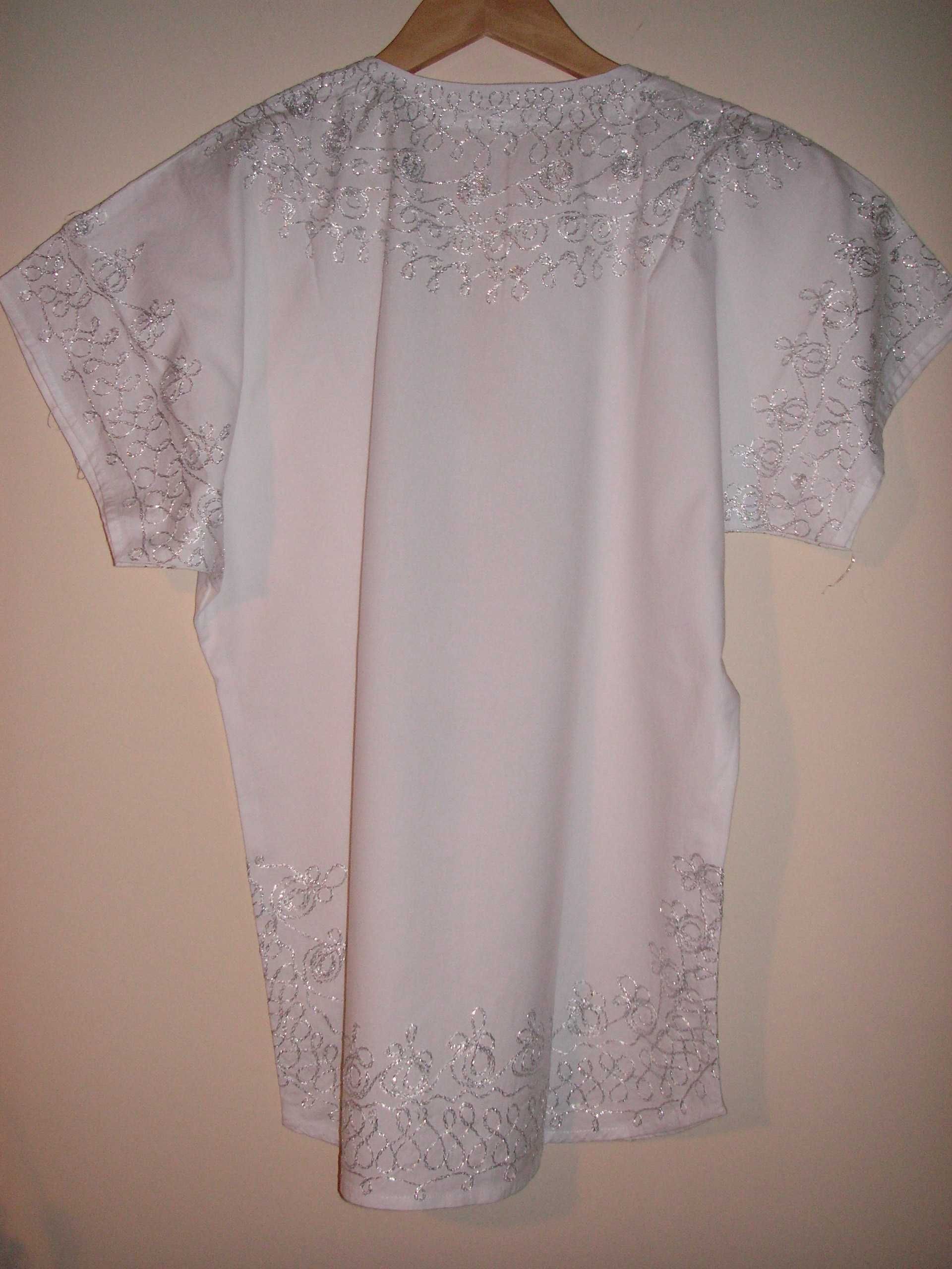 Calções Quechua Preto e Blusa / Túnica Isis Branco e Fio Prateado