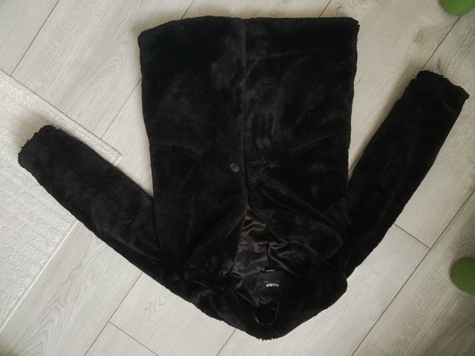 Czarny płaszcz sztuczne futerko Pull&Bear r.XS