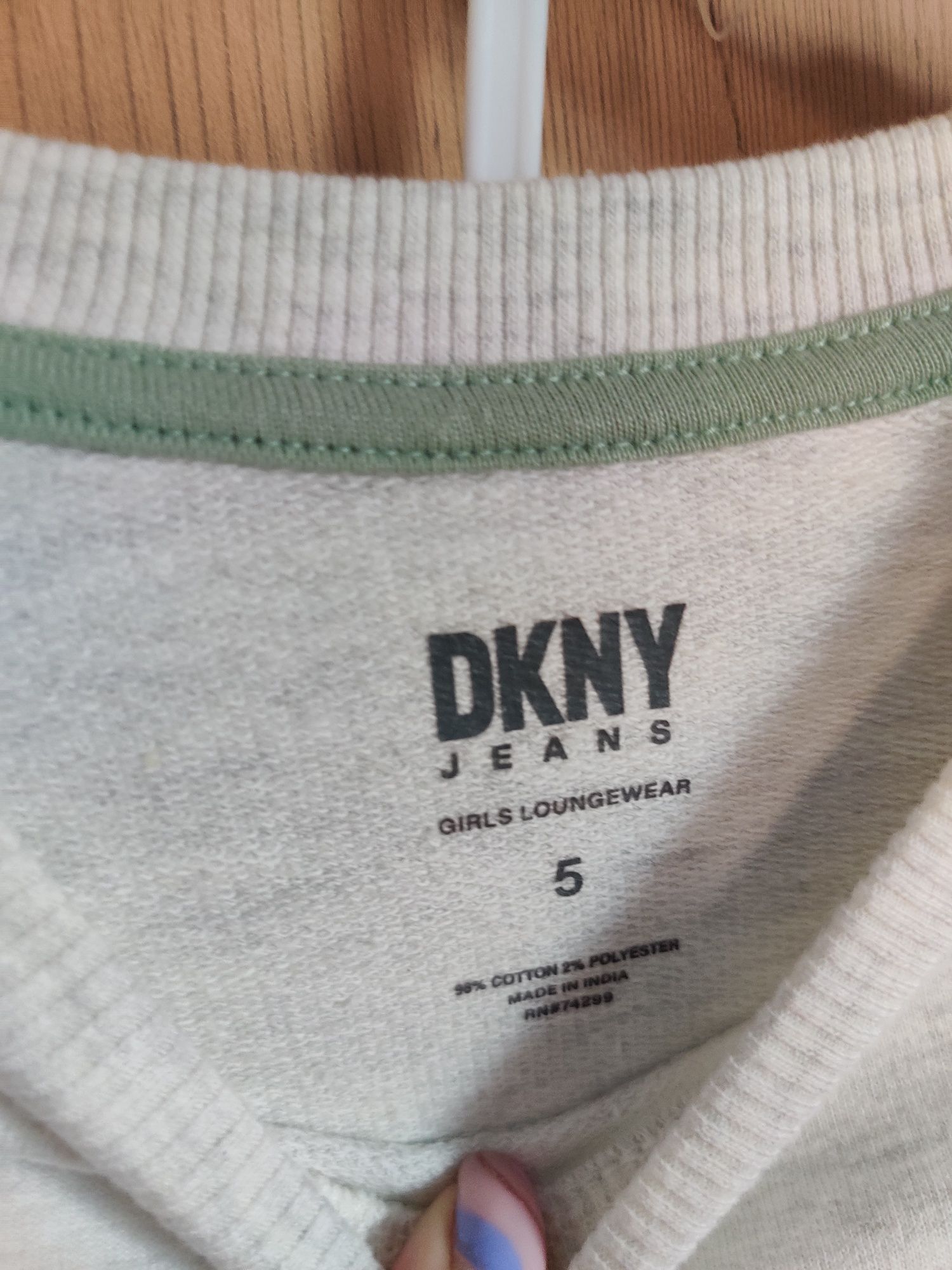 Dres DKNY na 5 lat