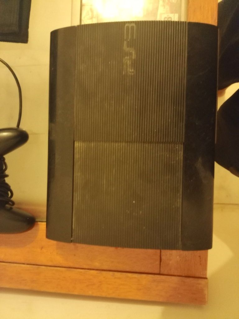PS3 em bom estado com 3 jogos.