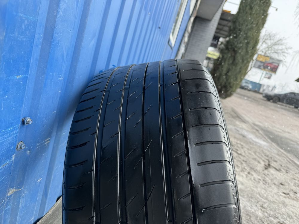 Резина, шини 225/40 R20 і 285/35R20