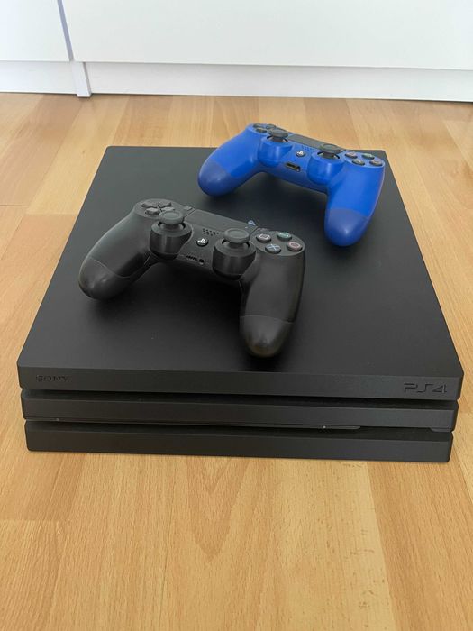 PlayStation 4 Pro 1TB (CUH-7216B) + komplet padów + gry