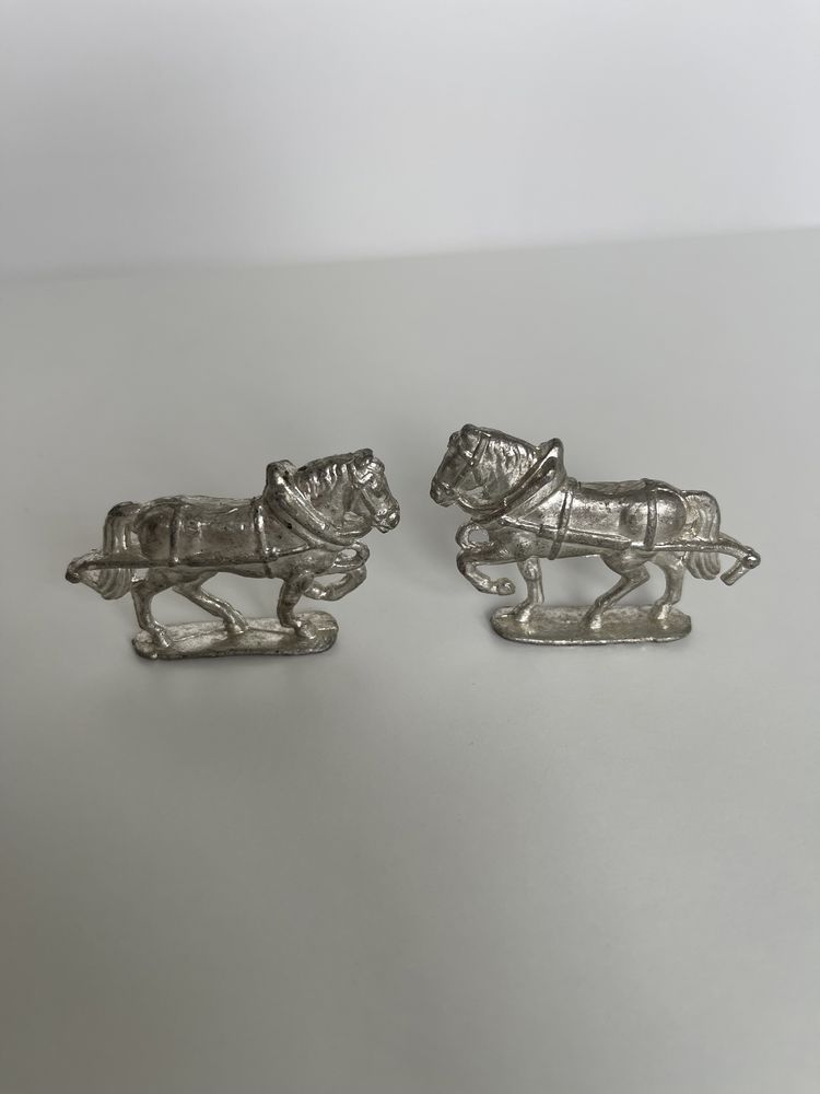 Figurki koni z metalu