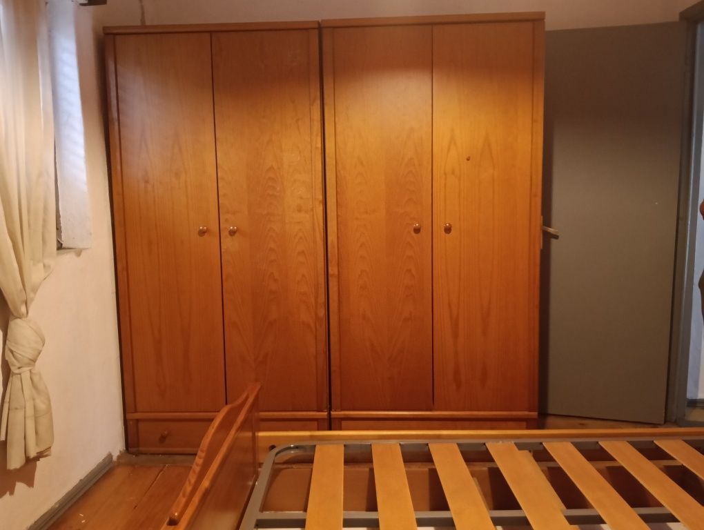 Quarto de solteiro (2 camas, 2 armários)
