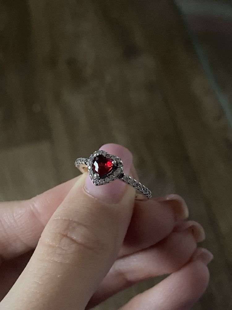 серебряное кольцо пандора красное сердце