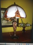Lampa witrażowa stołowa białe szkło + bursztyn naturalny noga podświet