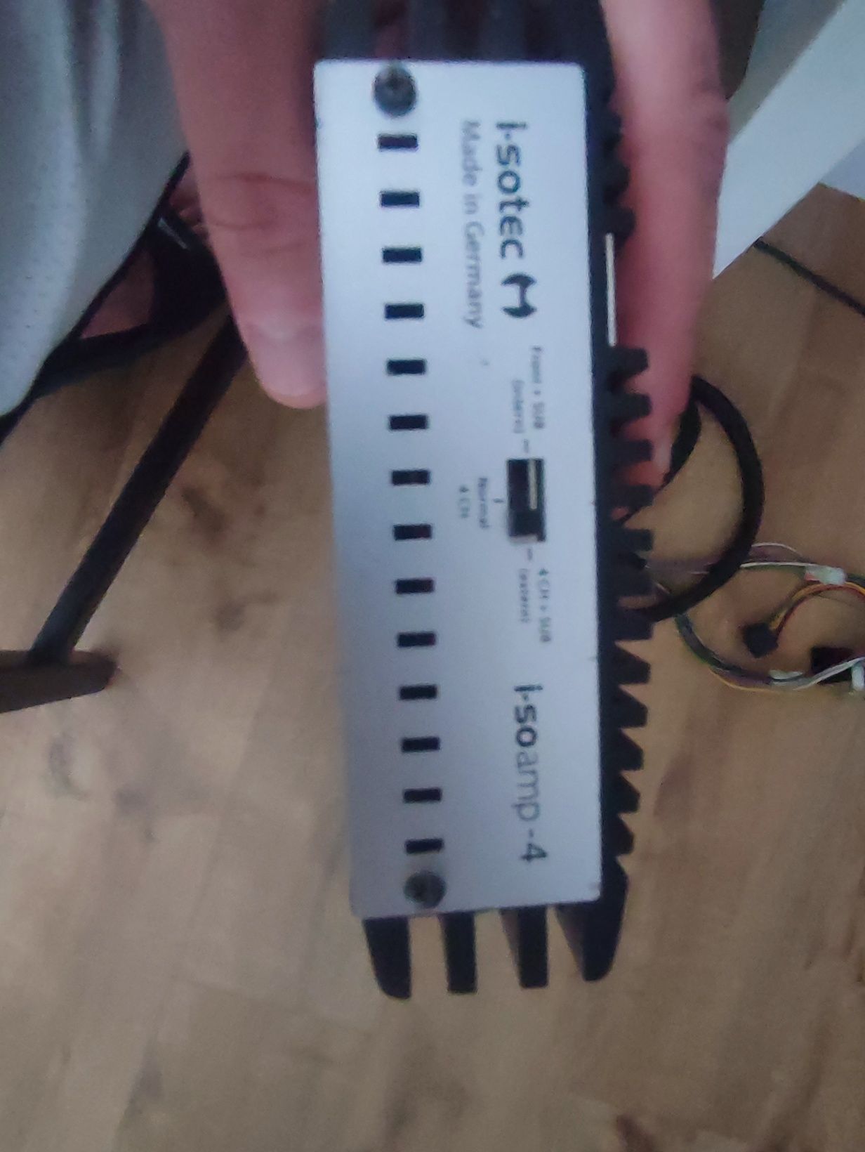 Wzmacniacz isotec isoamp 4 z kablami