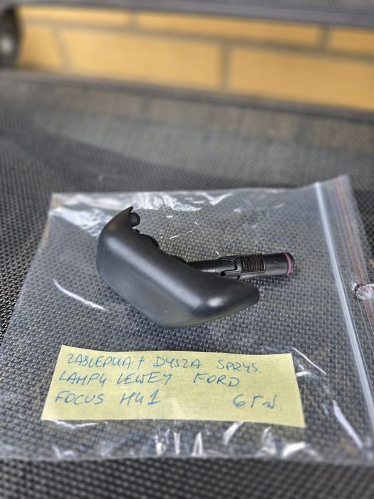 Zaślepka +dysza spryskiwacza lampy lewej  Ford Focus MK1