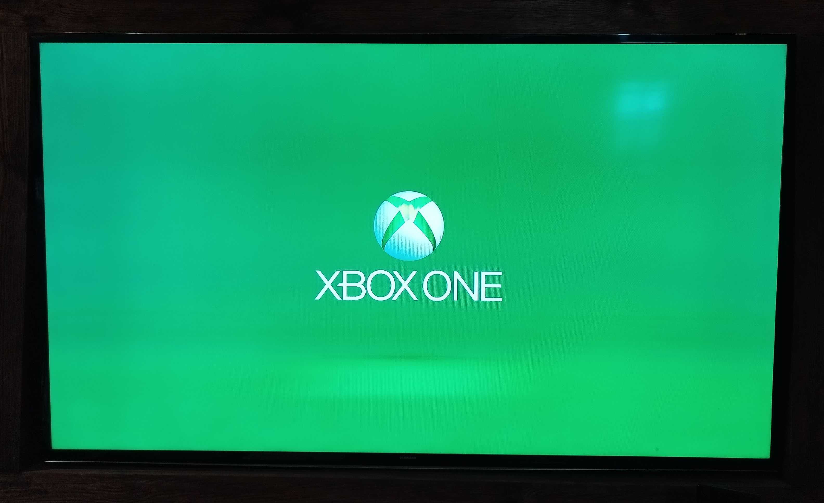 Konsola Xbox One 500 GB czarna + pad + gry FIFA 17 , FISHING SIM WORLD