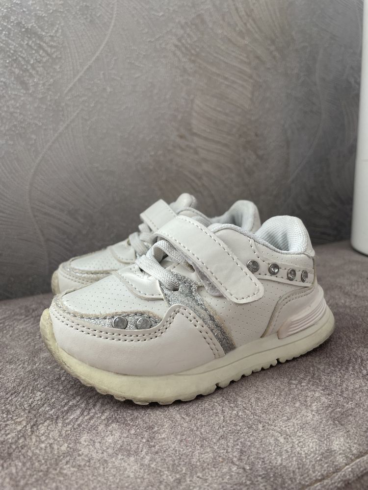 Взуття дитяче, 22-23 розмір, мокасіни, кросівки на дівчинку