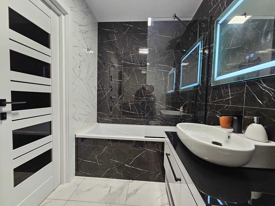 Двокімнатна з кухнею-студією біля стометрівки