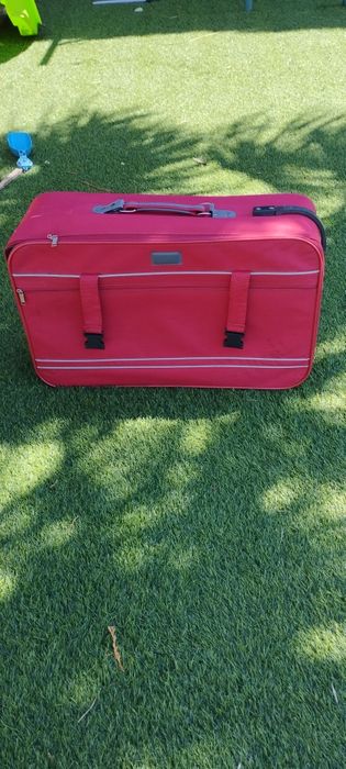 Mala de viagem .  Vermelha . Com marcas de uso