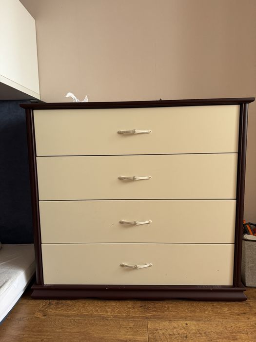 Комод тумба из натурального дерева цвет слоновой кости , четыре ящика