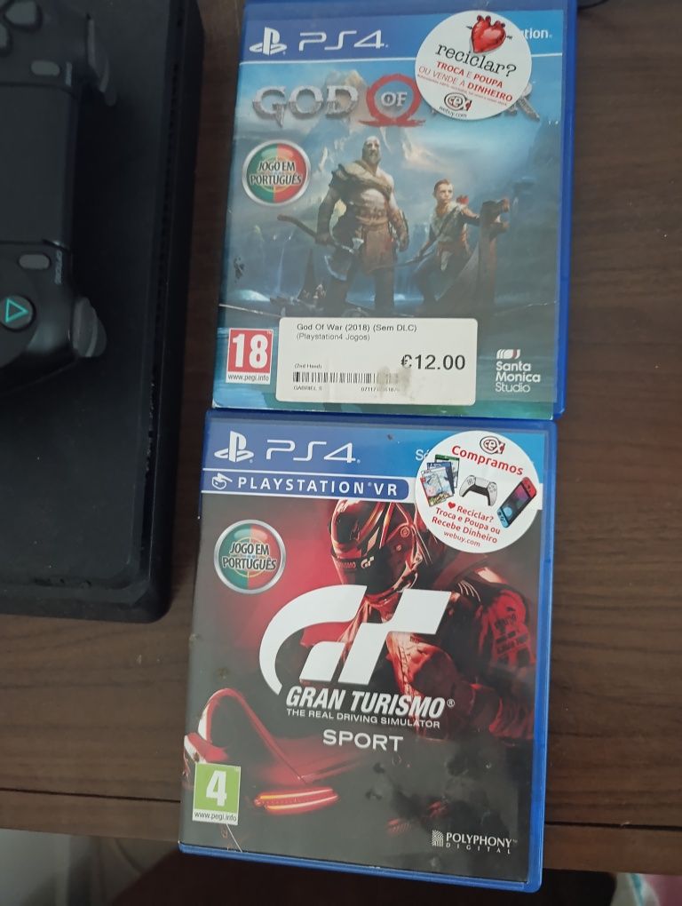 Ps4 slim com 2 comandos