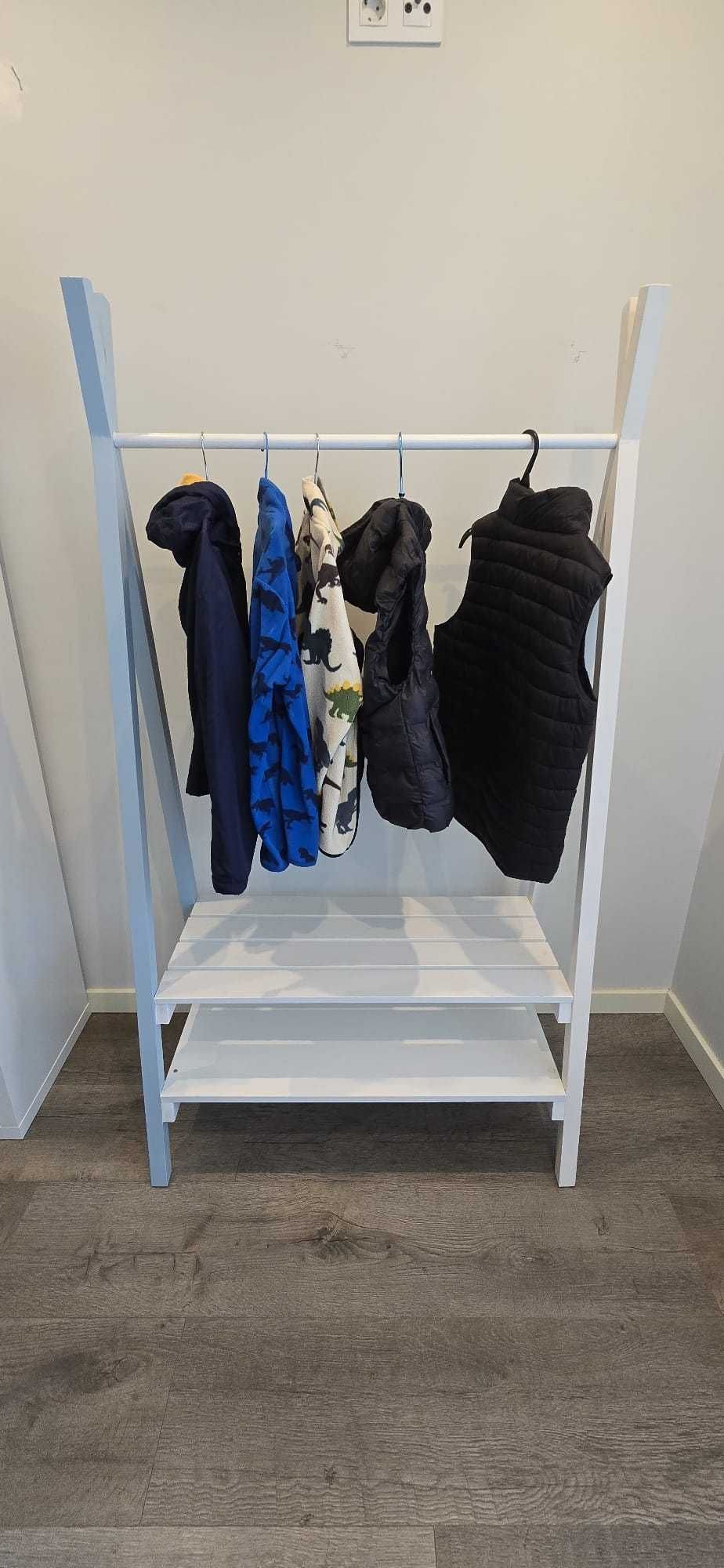 Charriot para quarto de criança, azul, branco e cinza.