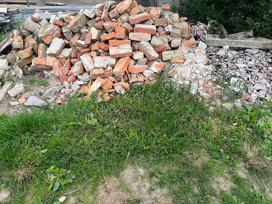 Oddam gruz – potłuczona dachówka betonowa, cegła, beton, kamienie