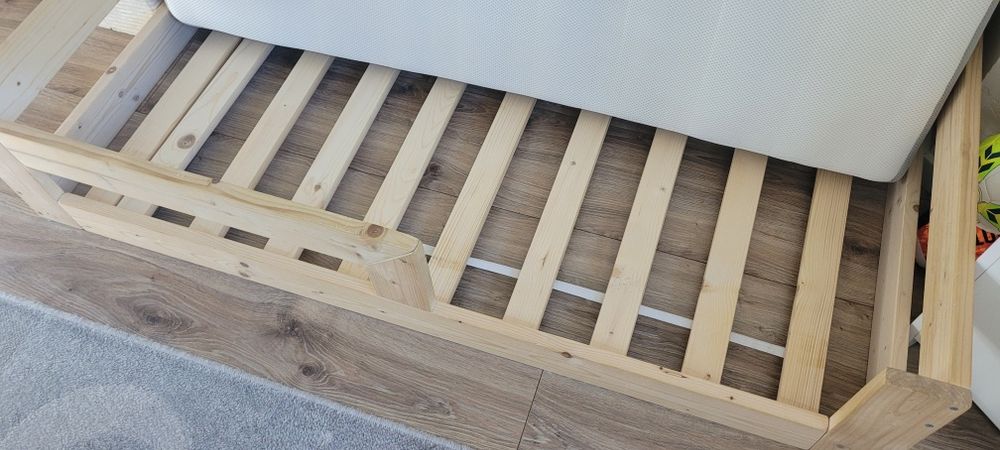 Łóżko dziecięce 140x70 z materacem podłogowe barierka obustronna