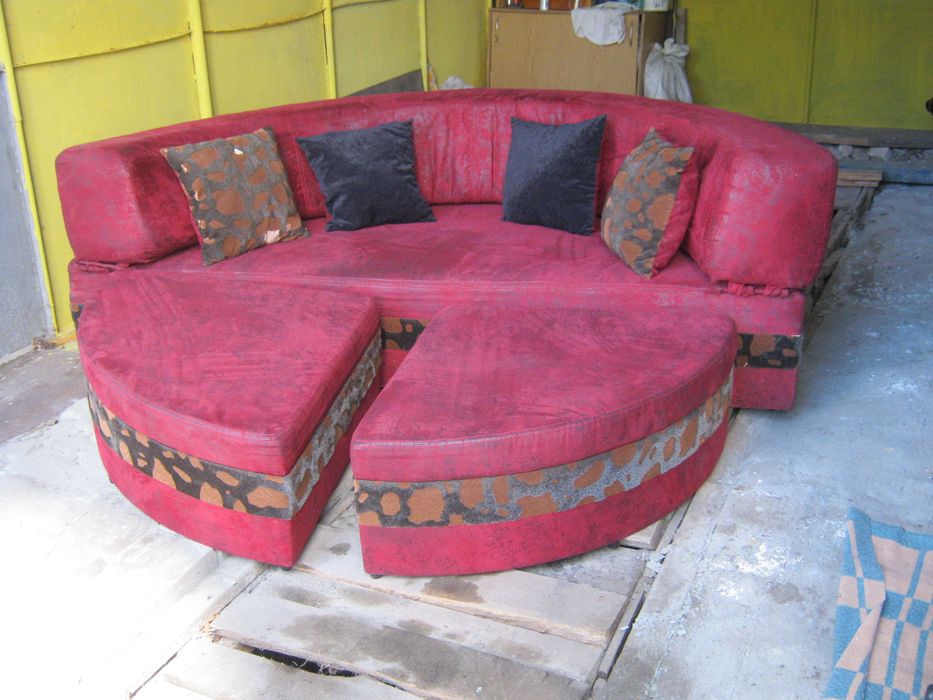 Круглый диван с приставными пуфами с отсеками для белья.